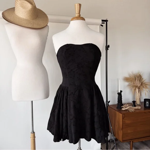 BLACK STRAPLESS EMBRIODERED SWEETHEART DRESS - Picture 10 of 10
